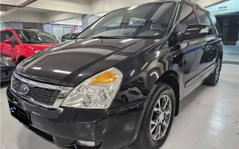 Nossos veículos de 7 e 8 lugares oferecem espaço amplo e sofisticado, perfeitos para grupos e famílias.